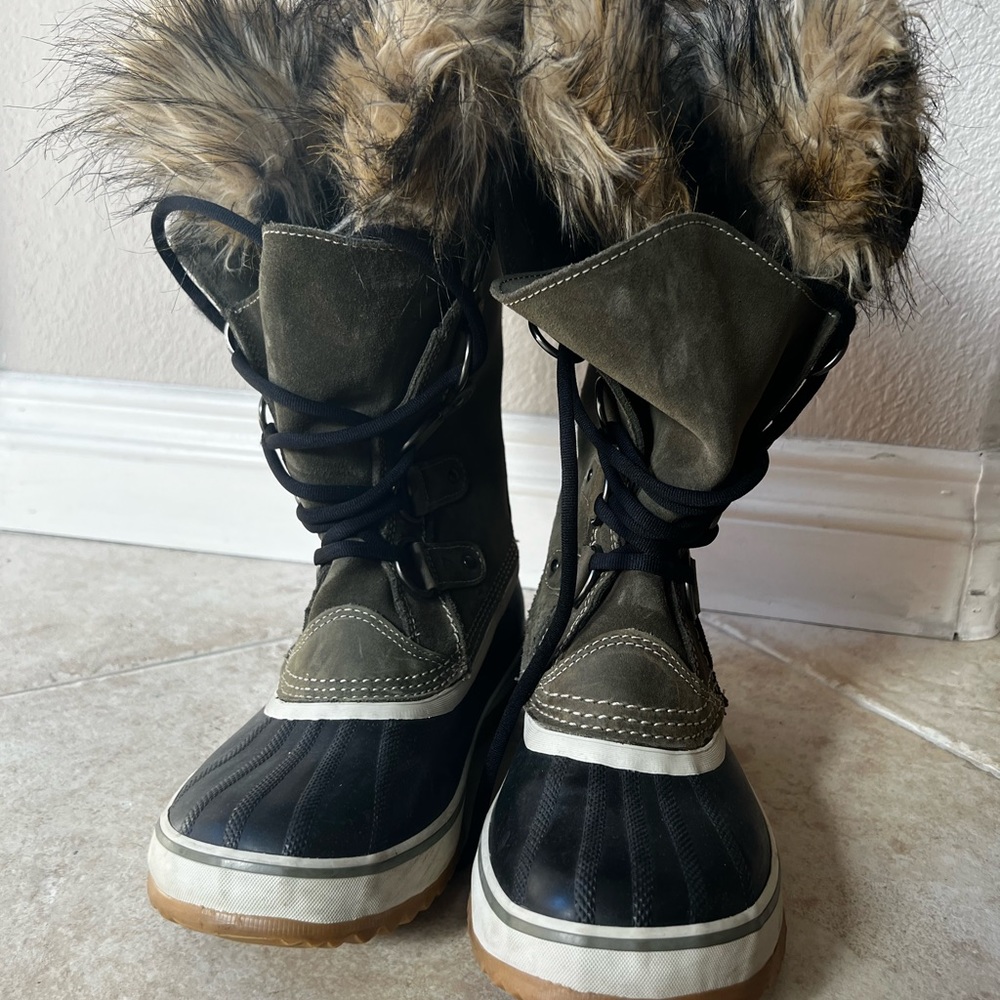 Sorel - Women’s waterproof/faux fur winter boot